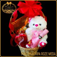 Poklon za rodjendan devojci korpa Roze meda