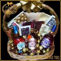Unikatan ekskluzivan poklon za ljubitelje viskija korpa Chivas trio, luksuzan poklon za jubilaran rodjendan, gift basket for men