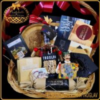 Ekskluzivan poklon iz Srbije etno korpa Troglav, luksuzan poklon sa srpskim suvenirima