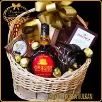 Luksuzan poklon za muškarca korpa Vulkan, rodjendanski poklon za tatu, gift basket for men